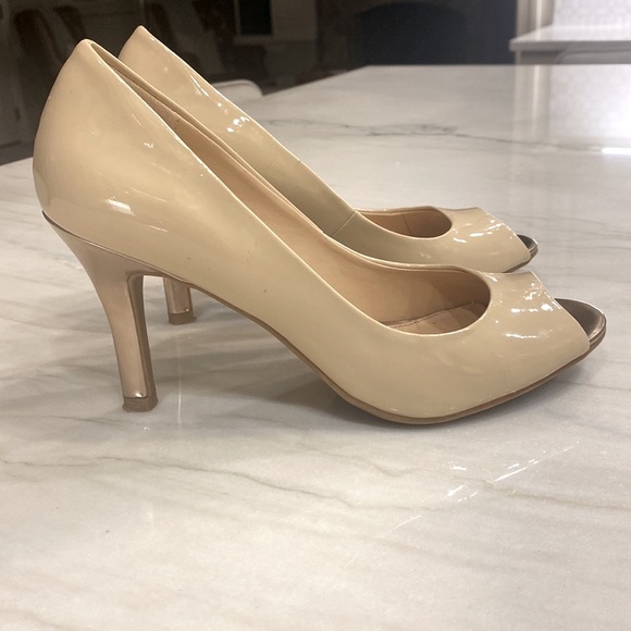 Mootsie tootsie, moabrey. Beige and gold pump. Size 7 1/2. - Picture 2 of 11